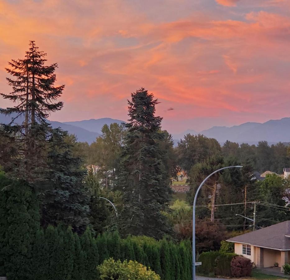 Mountain Retreat 3 Bedroom Garden House Near Heritage Park, Coliseum , Hwy 1, Fishing, Cultus Lake チリワック エクステリア 写真
