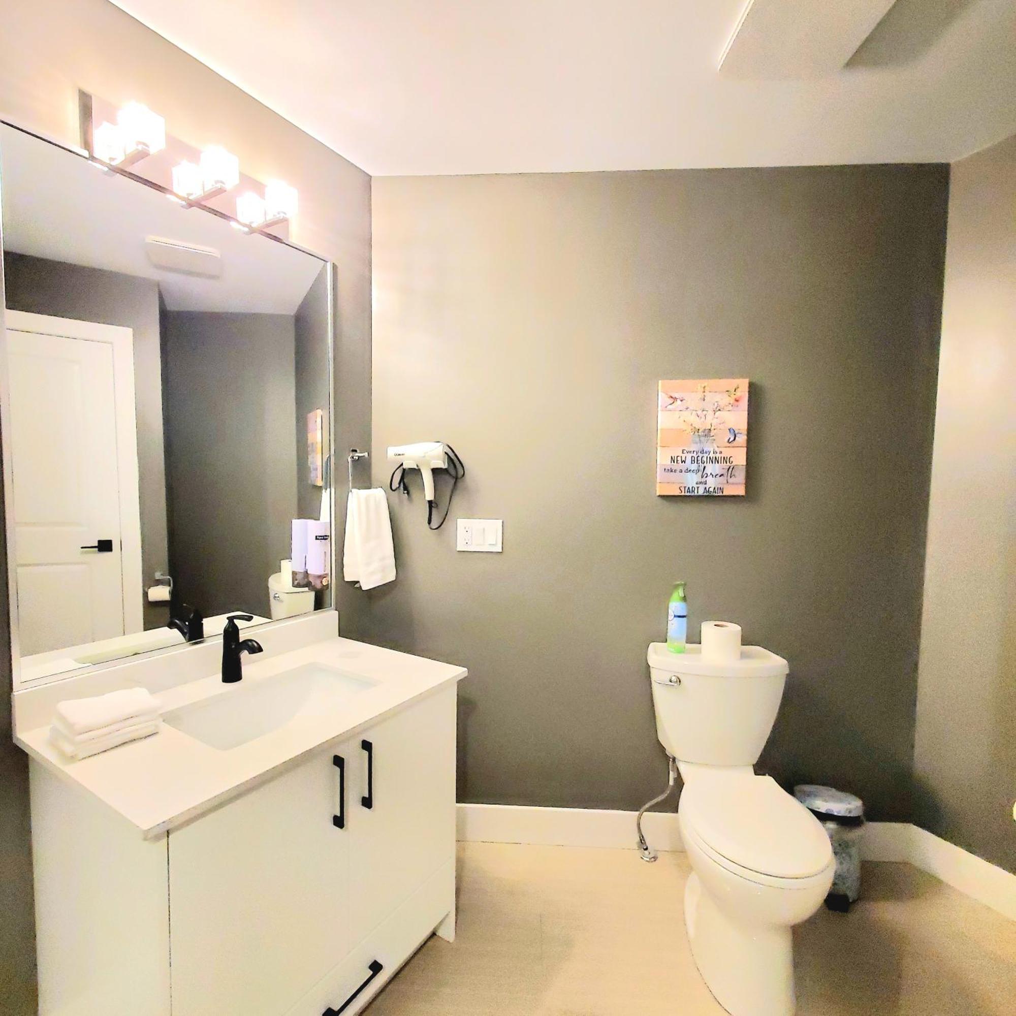 Mountain Retreat 3 Bedroom Garden House Near Heritage Park, Coliseum , Hwy 1, Fishing, Cultus Lake チリワック 部屋 写真